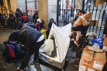Familias con niños demandantes de asilo el pasado 26 de noviembre, frente al Samur Social, en Madrid.