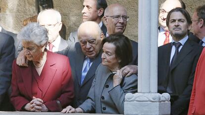 En el centro, el expresidente de la Generalitat, Jordi Pujol, junto a su esposa Marta Ferrusola (izquierda) y su hijo Oriol Pujol (a la derecha, mirando a cámara), tras una misa de Sant Jordi en 2013 en Barcelona.