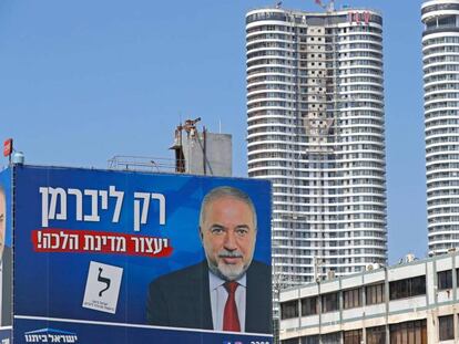 Cartel electoral de Avigdor Lieberman en las calles de Tel Aviv. En vídeo, Juan Carlos Sanz analiza las claves del resultado electoral.