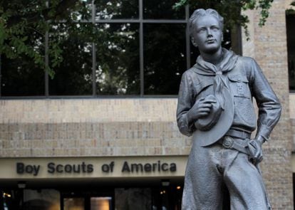 La estatua de los Boy Scouts en la entrada de la sede de la organización, en Irving (Texas) en 2013.