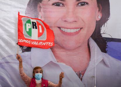 Una simpatizante del PRI ondea su bandera en un mitin de Alejandra del Moral frente al palacio municipal de Naucalpan el 21 de abril.