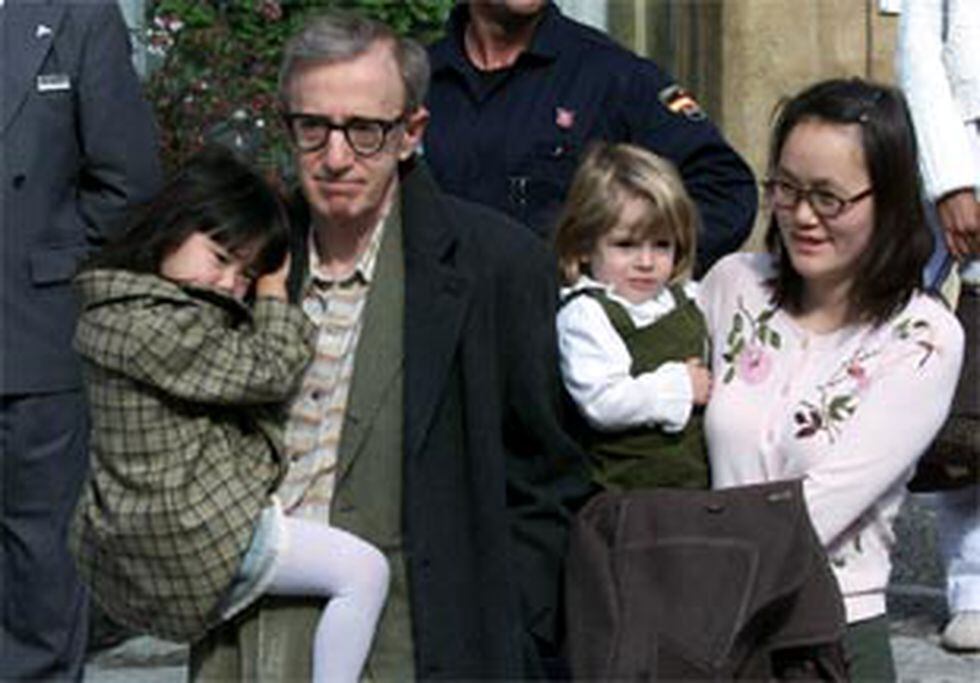 Woody Allen y su esposa, Soon Yi, con sus hijos en brazos, a su llegada