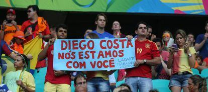Un grupo de aficionados apoya a Diego Costa, que fue abucheado.