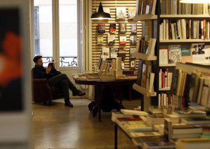 Un lector, ayer en la librería La Central, en Madrid.