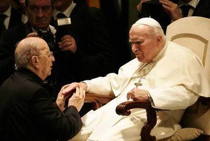 El papa Juan Pablo II recibe en audiencia al fundador de los Legionarios de Cristo, Marcial Maciel, en 2004.