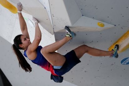 Alejandra Contreras compite en la final de escalada en la modalidad de bloque, el 24 de octubre.