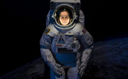 La científica Andrea Opitz, investigadora de la Academia Húngara de la Ciencia, posa vestida con un traje de astronauta.