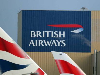 Logotipos de British Airways en el aeropuerto de Heathrow (Londres, Reino Unido).