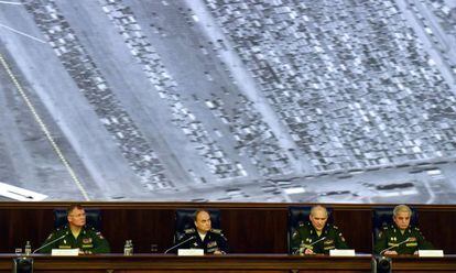 Altos cargos del Ministerio de Defensa ruso muestran en rueda de prensa las supuestas pruebas del comercio ilegal de petróleo del ISIS con Turquía. En la imagen una concentración de camiones del lado turco de la frontera con Irak.