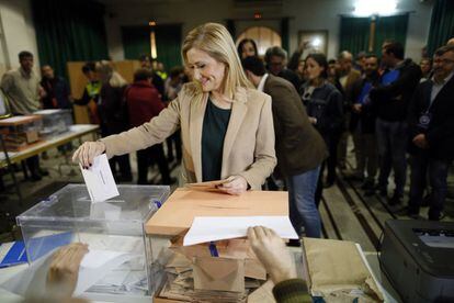 Cristina Cifuentes, presidenta de la Comunidad de Madrid, ejerce su derecho al voto en un colegio madrileño.