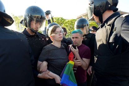 Activistas LGTBI son detenidos en San Petersburgo (Rusia) el 17 de mayo de 2019. En aquel país, la nueva versión de 'La bella y la bestia', estrenada en 2017, sufrió boicots por considerarse que uno de los personajes era homosexual.