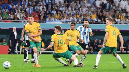 Lionel Messi marca el primer gol del partido entre Argentina y Australia en los octavos de final del Mundial este sábado.