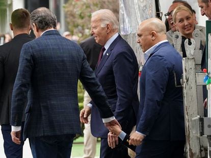 El presidente de Estados Unidos, Joe Biden, y su hijo Hunter Biden salen de un restaurante con motivo del cumpleaños de Hunter, en Los Ángeles, California, el pasado 4 de febrero.