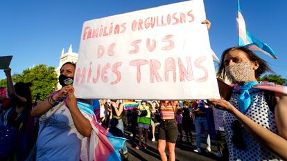 Dos mujeres durante una manifestación del colectivo trans, en Madrid, el 28 de junio de 2021.
