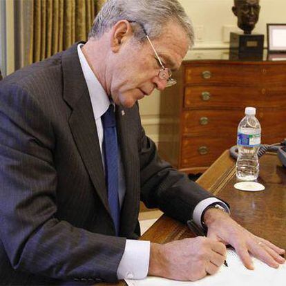 El presidente de EE UU, George, W. Bush, rellena la papeleta electoral en un despacho de la Casa Blanca para enviarla por vía postal a Texas, su estado de residencia, de cara a los comicios del próximo 4 de noviembre.
