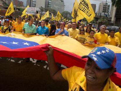 El presidente de Venezuela ha apelado a un Estado de Excepción y de Emergencia Económica que le otorguen más control sobre el país