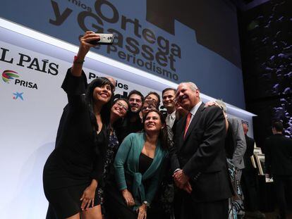 Algunos de los galardonados de los Premios Ortega y Gasset 2019 se hacen un selfi.