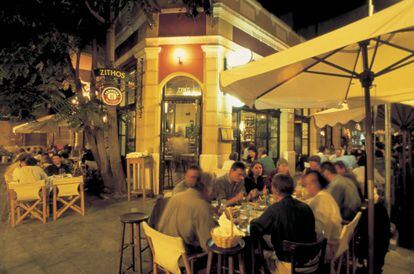 Terrazas de restaurantes en el barrio judío de Salónica.
