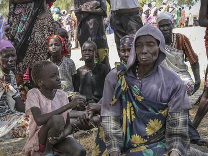 Mujeres y niños que recibirán asistencia humanitaria en Mayendit County, Sudán del Sur, en enero de 2016. Hacía alrededor de un año que las organizaciones humanitarias no podían acceder a la zona.