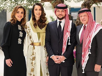 En la foto difundida por la casa real jordana, de izquierda a derecha, la reina Rania, la futura princesa Rajwa, el príncipe heredero Huseín y su padre, el rey Abdalá II.