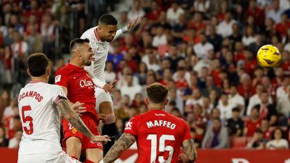 En-Nesyri remata de cabeza para hacer el primer gol del Sevilla ante el Mallorca.