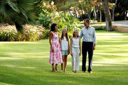 Los reyes y sus hijas, en los jardines del Palacio de Marivent el pasado verano.