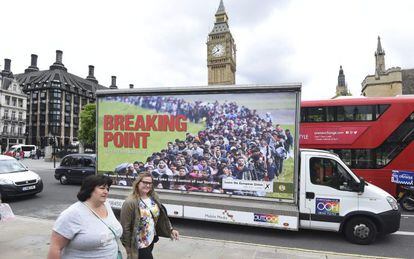 Peatones caminan junto a un cartel de la campa&ntilde;a del Partido de la Independencia del Reino Unido (UKIP) a favor del &#039;brexit&#039; en Londres (Reino Unido).