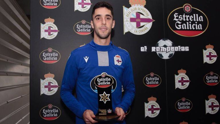 El futbolista español Sabin Merino recibe el trofeo Estrella Galicia como mejor jugador del Deportivo del mes, el pasado enero.