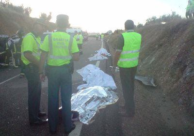 Los agentes de la Guardia Civil recuperan los cuerpos del siniestro en Oliva de Mérida (Badajoz) en el que han fallecido siete personas.