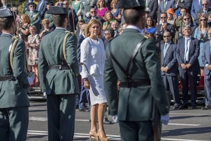 La ministra de Defensa, Maria Dolores de Cospedal, pasa revista a guardias civiles el pasado domingo en Toledo.