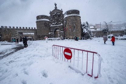 Tercer día en alerta por el temporal de nieve y frío que trae consigo la tormenta 'Filomena'. 18.500 usuarios han sufrido cortes de luz. Al fondo, la Puerta de Bisagra de Toledo.