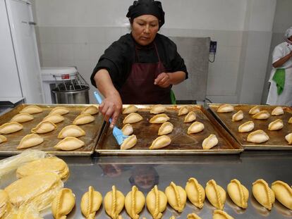 Una boliviana en su negocio de elaboración de empanadas.