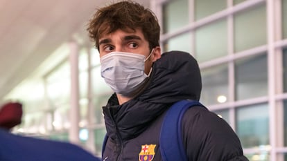 Pablo Urdangarin, retratado en el aeropuerto de Barcelona junto a sus compañeros de equipo el 26 de enero de 2022.
