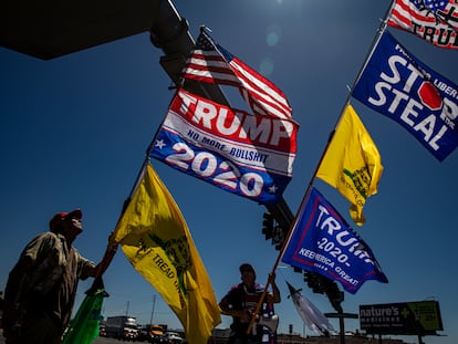 Fred F. y Kelly Johnson, seguidores de Trump, se manifiestan, el 30 de abril, a las afueras del centro donde actualmente auditan los votos de la elección pasada en Phoenix (Arizona).