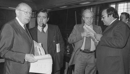 Enrique Tierno Galv&aacute;n, Luis G&oacute;mez Llorente, Jos&eacute; Pedro P&eacute;rez Llorca y Gregorio Peces-Barba (de izquierda a derecha), en 1978.