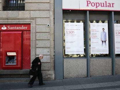 Dos sucursales del Banco Santander y del Banco Popular en Madrid.