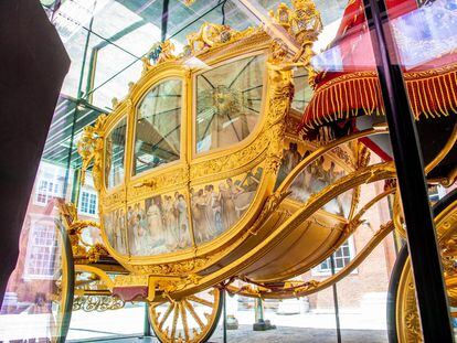 La Carroza Dorada regalo de Ámsterda a la reina Guillermina en 1898 se exhibe en la ciudad entre junio de 2021 y febrero de 2022.