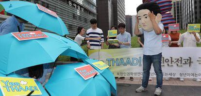 Un grupo de jóvenes conservadores, en una muestra de apoyo al sistema de defensa antimisiles de Estados Unidos en Corea del Sur.