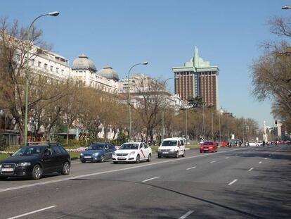 Tr&aacute;fico en la madrile&ntilde;a Avenida de la Castellana.