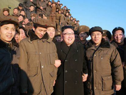 El l&iacute;der norcoreano Kim Jong Un durante el lanzamiento de un misil de alcance la semana pasada en Pyongyang. 