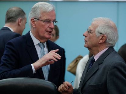 Michel Barnier conversa con Josep Borrell, este miércoles en Bruselas.