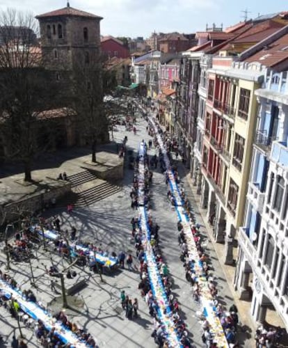 Avilés consiguió reunir a 11.836 personas comiendo en la calle. Y se llevaron el récord.