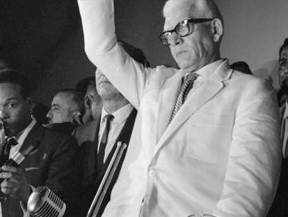 Juan Bosch saluda tras ser proclamado candidato a la presidencia de la República Dominicana en las elecciones del 1 de junio de 1966.