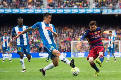 Messi xuta la pilota al costat d'Enzo Roco .