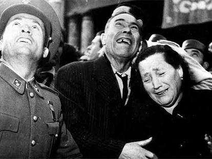 Escena de la película <i>Canciones para después de una guerra,</i> de Martín Patino.