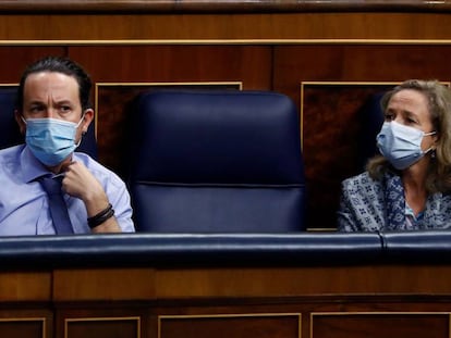 El vicepresidente segundo del Gobierno, Pablo Iglesias y la vicepresidenta económica, Nadia Calviño, en el Congreso.