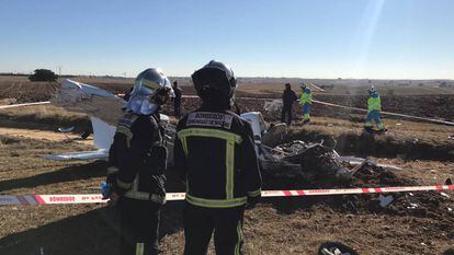 Bomberos, delante de la avioneta siniestrada en Quijorna.