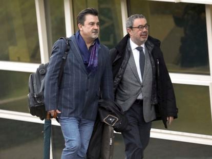 El presidente del Comité General de Empresa de Renfe Operadora en el momento del accidente, Juan Carlos Cañas, a la izquierda, llega este miércoles al juicio en la Cidade da Cultura de Santiago acompañado por Manuel Prieto, abogado del maquinista Francisco Garzón.