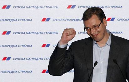 Aleksandar Vucic, en una rueda de prensa tras conocer los resultados el domingo por la noche en Belgrado.