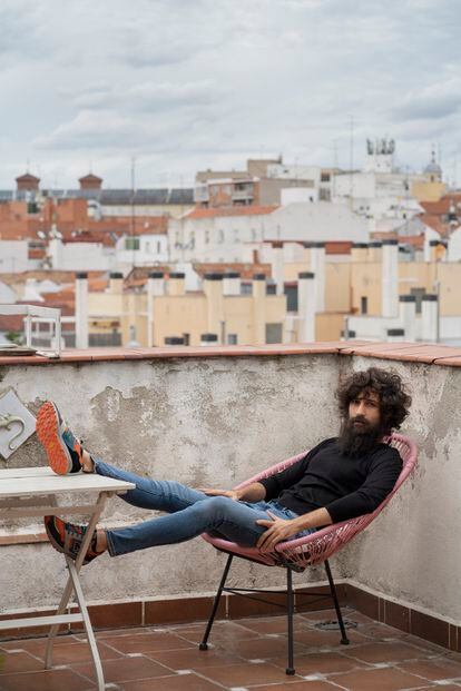 Ángel Stanich posa en la terraza de su casa de Lavapiés.